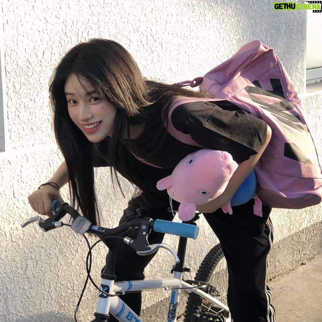 Duan Xiaowei - 35.1K Likes - 下班🚴🏻‍♀️
