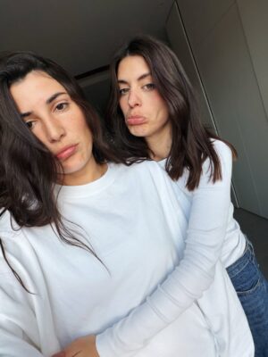 Dulceida Instagram - la despedia 🥲 mi chica valiente ya está camino a Honduras! Ayer pasamos el día juntas y lo que más hicimos fue abrazarnos, jugar con Aria y llorar 🤣 El jueves empieza su aventura así que todoooooos pegaditos à la tele apoyandolaaaaaa a tope!!! ALBA GANADORA!!!! TE QUIERO DE AQUÍ A AUSTRALIA Y VOLVER ♾️
