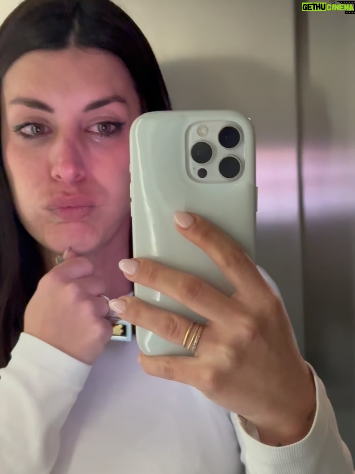 Dulceida - 139.9K Likes - la despedia 🥲 mi chica valiente ya está camino a Honduras! Ayer pasamos el día juntas y lo que más hicimos fue abrazarnos, jugar con Aria y llorar 🤣 El jueves empieza su aventura así que todoooooos pegaditos à la tele apoyandolaaaaaa a tope!!! ALBA GANADORA!!!! TE QUIERO DE AQUÍ A AUSTRALIA Y VOLVER ♾️