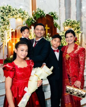 Duma Riris Silalahi Instagram - Marpesta.. Mongoli itoku @doddy_boy_silalahi, lae ni A.Cleo, las roha nami nunga gabe be sude anak ni Amang dohot inong..
Molo adong manungkun ai ise do mambaen jas ni pak cleo, @judeo.sihotang dohot si @juandeo.sihotang nion ma @ruslihadiwinata
Molo kebaya ku dohot inong nion ma @intanavantie.inav
Molo songkethu, oma, dohot nantulang/besan dohot akka paribanku @drtheresiia @meldasilalah dohot ulos hela ni A. Cleo nion ma, ito na burju @merdisihombingluxury @merdisihombing
Atikboha sungkun2 rohamuna ate.. ā£ļø
Mauliate ma disude na manangiangkon.. Horas..