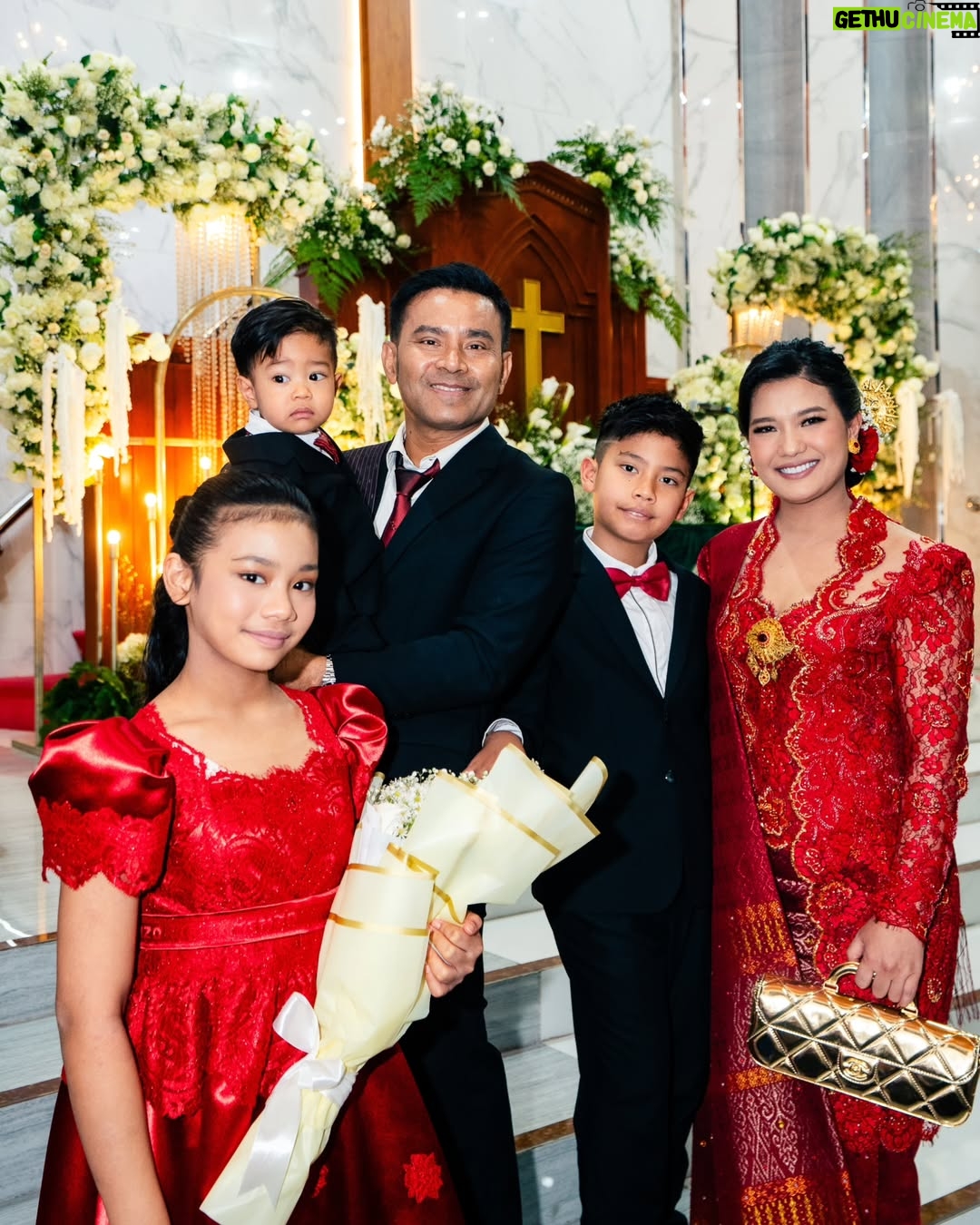 Duma Riris Silalahi - 110.1K Likes - Marpesta.. Mongoli itoku @doddy_boy_silalahi, lae ni A.Cleo, las roha nami nunga gabe be sude anak ni Amang dohot inong.. 

Molo adong manungkun ai ise do mambaen jas ni pak cleo, @judeo.sihotang dohot si @juandeo.sihotang nion ma @ruslihadiwinata 

Molo kebaya ku dohot inong nion ma @intanavantie.inav 

Molo songkethu, oma, dohot nantulang/besan dohot akka paribanku @drtheresiia @meldasilalah dohot ulos hela ni A. Cleo nion ma, ito na burju @merdisihombingluxury @merdisihombing

Atikboha sungkun2 rohamuna ate.. ❣️

Mauliate ma disude na manangiangkon.. Horas..