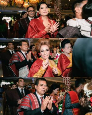 Duma Riris Silalahi Instagram - Marpesta.. Mongoli itoku @doddy_boy_silalahi, lae ni A.Cleo, las roha nami nunga gabe be sude anak ni Amang dohot inong..
Molo adong manungkun ai ise do mambaen jas ni pak cleo, @judeo.sihotang dohot si @juandeo.sihotang nion ma @ruslihadiwinata
Molo kebaya ku dohot inong nion ma @intanavantie.inav
Molo songkethu, oma, dohot nantulang/besan dohot akka paribanku @drtheresiia @meldasilalah dohot ulos hela ni A. Cleo nion ma, ito na burju @merdisihombingluxury @merdisihombing
Atikboha sungkun2 rohamuna ate.. ā£ļø
Mauliate ma disude na manangiangkon.. Horas..