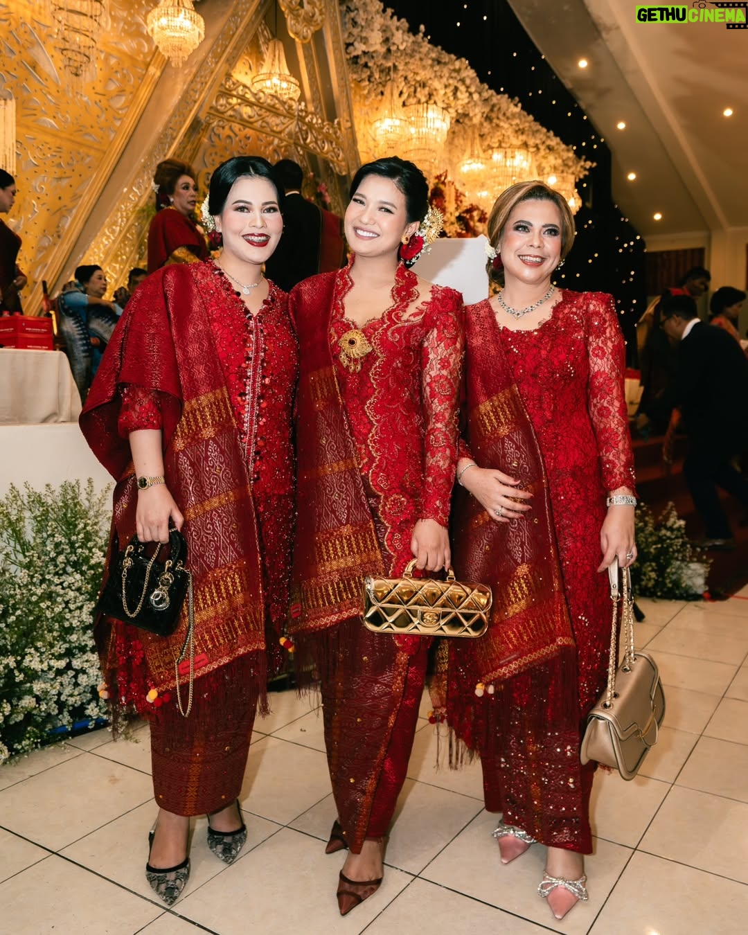 Duma Riris Silalahi - 110.1K Likes - Marpesta.. Mongoli itoku @doddy_boy_silalahi, lae ni A.Cleo, las roha nami nunga gabe be sude anak ni Amang dohot inong.. 

Molo adong manungkun ai ise do mambaen jas ni pak cleo, @judeo.sihotang dohot si @juandeo.sihotang nion ma @ruslihadiwinata 

Molo kebaya ku dohot inong nion ma @intanavantie.inav 

Molo songkethu, oma, dohot nantulang/besan dohot akka paribanku @drtheresiia @meldasilalah dohot ulos hela ni A. Cleo nion ma, ito na burju @merdisihombingluxury @merdisihombing

Atikboha sungkun2 rohamuna ate.. ❣️

Mauliate ma disude na manangiangkon.. Horas..