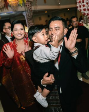 Duma Riris Silalahi Instagram - Marpesta.. Mongoli itoku @doddy_boy_silalahi, lae ni A.Cleo, las roha nami nunga gabe be sude anak ni Amang dohot inong..
Molo adong manungkun ai ise do mambaen jas ni pak cleo, @judeo.sihotang dohot si @juandeo.sihotang nion ma @ruslihadiwinata
Molo kebaya ku dohot inong nion ma @intanavantie.inav
Molo songkethu, oma, dohot nantulang/besan dohot akka paribanku @drtheresiia @meldasilalah dohot ulos hela ni A. Cleo nion ma, ito na burju @merdisihombingluxury @merdisihombing
Atikboha sungkun2 rohamuna ate.. ā£ļø
Mauliate ma disude na manangiangkon.. Horas..