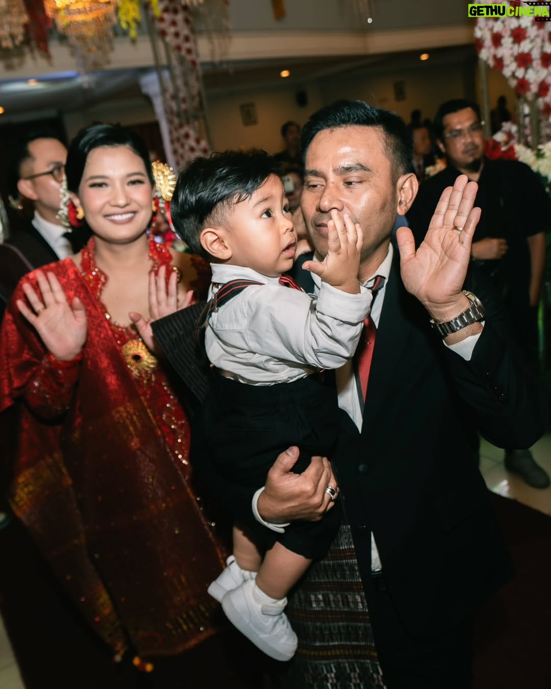 Duma Riris Silalahi - 110.1K Likes - Marpesta.. Mongoli itoku @doddy_boy_silalahi, lae ni A.Cleo, las roha nami nunga gabe be sude anak ni Amang dohot inong.. 

Molo adong manungkun ai ise do mambaen jas ni pak cleo, @judeo.sihotang dohot si @juandeo.sihotang nion ma @ruslihadiwinata 

Molo kebaya ku dohot inong nion ma @intanavantie.inav 

Molo songkethu, oma, dohot nantulang/besan dohot akka paribanku @drtheresiia @meldasilalah dohot ulos hela ni A. Cleo nion ma, ito na burju @merdisihombingluxury @merdisihombing

Atikboha sungkun2 rohamuna ate.. ❣️

Mauliate ma disude na manangiangkon.. Horas..