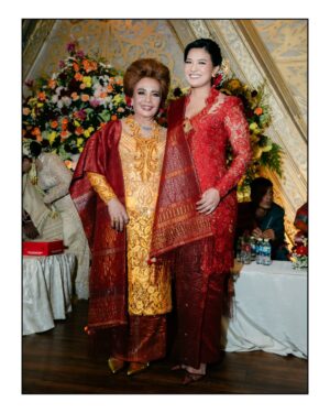 Duma Riris Silalahi Instagram - Marpesta.. Mongoli itoku @doddy_boy_silalahi, lae ni A.Cleo, las roha nami nunga gabe be sude anak ni Amang dohot inong..
Molo adong manungkun ai ise do mambaen jas ni pak cleo, @judeo.sihotang dohot si @juandeo.sihotang nion ma @ruslihadiwinata
Molo kebaya ku dohot inong nion ma @intanavantie.inav
Molo songkethu, oma, dohot nantulang/besan dohot akka paribanku @drtheresiia @meldasilalah dohot ulos hela ni A. Cleo nion ma, ito na burju @merdisihombingluxury @merdisihombing
Atikboha sungkun2 rohamuna ate.. ā£ļø
Mauliate ma disude na manangiangkon.. Horas..