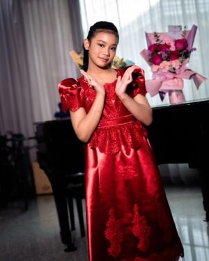 Duma Riris Silalahi Instagram - Marpesta.. Mongoli itoku @doddy_boy_silalahi, lae ni A.Cleo, las roha nami nunga gabe be sude anak ni Amang dohot inong..
Molo adong manungkun ai ise do mambaen jas ni pak cleo, @judeo.sihotang dohot si @juandeo.sihotang nion ma @ruslihadiwinata
Molo kebaya ku dohot inong nion ma @intanavantie.inav
Molo songkethu, oma, dohot nantulang/besan dohot akka paribanku @drtheresiia @meldasilalah dohot ulos hela ni A. Cleo nion ma, ito na burju @merdisihombingluxury @merdisihombing
Atikboha sungkun2 rohamuna ate.. ā£ļø
Mauliate ma disude na manangiangkon.. Horas..