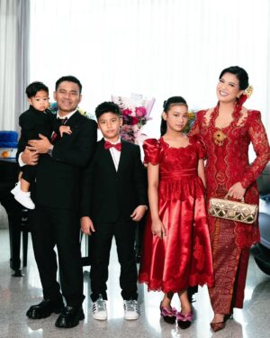 Duma Riris Silalahi Instagram - Marpesta.. Mongoli itoku @doddy_boy_silalahi, lae ni A.Cleo, las roha nami nunga gabe be sude anak ni Amang dohot inong..
Molo adong manungkun ai ise do mambaen jas ni pak cleo, @judeo.sihotang dohot si @juandeo.sihotang nion ma @ruslihadiwinata
Molo kebaya ku dohot inong nion ma @intanavantie.inav
Molo songkethu, oma, dohot nantulang/besan dohot akka paribanku @drtheresiia @meldasilalah dohot ulos hela ni A. Cleo nion ma, ito na burju @merdisihombingluxury @merdisihombing
Atikboha sungkun2 rohamuna ate.. ā£ļø
Mauliate ma disude na manangiangkon.. Horas..