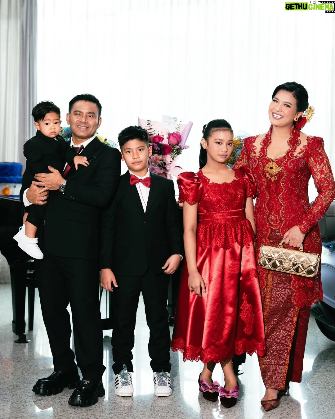 Duma Riris Silalahi - 110.1K Likes - Marpesta.. Mongoli itoku @doddy_boy_silalahi, lae ni A.Cleo, las roha nami nunga gabe be sude anak ni Amang dohot inong.. 

Molo adong manungkun ai ise do mambaen jas ni pak cleo, @judeo.sihotang dohot si @juandeo.sihotang nion ma @ruslihadiwinata 

Molo kebaya ku dohot inong nion ma @intanavantie.inav 

Molo songkethu, oma, dohot nantulang/besan dohot akka paribanku @drtheresiia @meldasilalah dohot ulos hela ni A. Cleo nion ma, ito na burju @merdisihombingluxury @merdisihombing

Atikboha sungkun2 rohamuna ate.. ❣️

Mauliate ma disude na manangiangkon.. Horas..