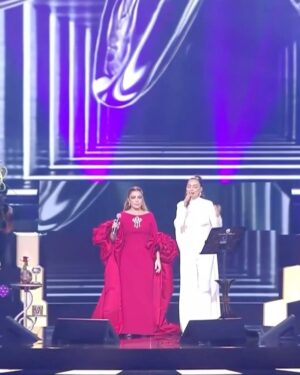 Ebru Gündeş Instagram - Müzik, dillerden bağımsız en güçlü bağ…
Türkçe ve Arapça’nın aynı duyguda birleştiği bu özel düette Orta Doğu’nun en büyük sesi , canım dostum Assala ile bir araya gelmek benim için tarifsiz bir deneyimdi.
Sanatın birleştirici gücünü birlikte hissettik.
Güzel kalbin, zarafetin, misafirperverliğin ve eşsiz sesini benimle paylaştığın için teşekkür ederim.
İyi ki yollarımız kesişti… İyi ki müzik bizi birleştirdi 🌙✨@assala 
Ve tabi ki bu buluşmayı, bu kadar özel kılan şarkılarımızın yaratıcıları, müziğin can damarları .... Canım arkadaşım Sılam @silagencoglu, sevgili @muratyeter ve  güzel yürekli Şebom @sebnemsungur, Sayın Mohamed Al Rifai ve Tamer Ali; ve bu kıymetli eserlere yeniden hayat veren dostum Ceceli @mustafaceceli ... İyi ki varsınız 🙏🏻
Ve misafirperverlikleri için başta Sayın Eksalansları Turki Al-Sheikh @turki olmak üzere @riyadhseason , @rotanamusic @rotanalive ve bu organizasyonda katkısı bulunan herkese gönülden teşekkür ederim. 
Sanat, böyle güzel ekiplerle ve tabiki sizinle anlam kazanıyor. Alkışlarınız ve sevginiz için minnettarım...

الموسيقى أقوى رابط يتجاوز اللغات…
في هذا الدويتو الخاص الذي جمع التركية والعربية في إحساس واحد، كان لقائي مع أعظم صوت في الشرق الأوسط، صديقتي الغالية أصالة، تجربة لا توصف بالنسبة لي.
شعرنا معاً بالقوة التي يمتلكها الفن في توحيد القلوب.
شكراً من قلبي على طيبة قلبك، ورقيّك، وكرم ضيافتك، وعلى صوتك الاستثنائي الذي شاركتِني به.
سعيد لأن طرقنا تقاطعت… وسعيد لأن الموسيقى جمعتنا 🌙✨ @assala
وبالطبع لا يمكنني أن أنسى من جعلوا هذا اللقاء بهذه الخصوصية والجمال: صُنّاع أغنياتنا، شرايين الموسيقى النابضة…
صديقتي العزيزة سلام @silagencoglu، العزيز @muratyeter، وصاحبة القلب الجميل شيبنم @sebnemsungur، والأستاذ محمد الرفاعي وتامر علي؛ وصديقي تشيلي @mustafaceceli الذي أعاد لهذه الأعمال القيّمة روحاً جديدة… وجودكم نعمة، شكراً لأنكم موجودون 🙏🏻
ولكرم الضيافة، أتقدّم بجزيل الشكر في المقام الأول لصاحب السمو المستشار تركي آل الشيخ @turki، وكذلك لـ @riyadhseason و @rotanamusic و @rotanalive، ولكل من ساهم في هذا التنظيم الرائع، شكراً من القلب.
الفن يكتسب معناه الحقيقي مع فرق جميلة كهذه، وبالطبع معكم أنتم.
ممتن لتصفيقكم ومحبتكم