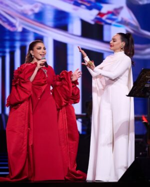 Ebru Gündeş Instagram - Müzik, dillerden bağımsız en güçlü bağ…
Türkçe ve Arapça’nın aynı duyguda birleştiği bu özel düette Orta Doğu’nun en büyük sesi , canım dostum Assala ile bir araya gelmek benim için tarifsiz bir deneyimdi.
Sanatın birleştirici gücünü birlikte hissettik.
Güzel kalbin, zarafetin, misafirperverliğin ve eşsiz sesini benimle paylaştığın için teşekkür ederim.
İyi ki yollarımız kesişti… İyi ki müzik bizi birleştirdi 🌙✨@assala 
Ve tabi ki bu buluşmayı, bu kadar özel kılan şarkılarımızın yaratıcıları, müziğin can damarları .... Canım arkadaşım Sılam @silagencoglu, sevgili @muratyeter ve  güzel yürekli Şebom @sebnemsungur, Sayın Mohamed Al Rifai ve Tamer Ali; ve bu kıymetli eserlere yeniden hayat veren dostum Ceceli @mustafaceceli ... İyi ki varsınız 🙏🏻
Ve misafirperverlikleri için başta Sayın Eksalansları Turki Al-Sheikh @turki olmak üzere @riyadhseason , @rotanamusic @rotanalive ve bu organizasyonda katkısı bulunan herkese gönülden teşekkür ederim. 
Sanat, böyle güzel ekiplerle ve tabiki sizinle anlam kazanıyor. Alkışlarınız ve sevginiz için minnettarım...

الموسيقى أقوى رابط يتجاوز اللغات…
في هذا الدويتو الخاص الذي جمع التركية والعربية في إحساس واحد، كان لقائي مع أعظم صوت في الشرق الأوسط، صديقتي الغالية أصالة، تجربة لا توصف بالنسبة لي.
شعرنا معاً بالقوة التي يمتلكها الفن في توحيد القلوب.
شكراً من قلبي على طيبة قلبك، ورقيّك، وكرم ضيافتك، وعلى صوتك الاستثنائي الذي شاركتِني به.
سعيد لأن طرقنا تقاطعت… وسعيد لأن الموسيقى جمعتنا 🌙✨ @assala
وبالطبع لا يمكنني أن أنسى من جعلوا هذا اللقاء بهذه الخصوصية والجمال: صُنّاع أغنياتنا، شرايين الموسيقى النابضة…
صديقتي العزيزة سلام @silagencoglu، العزيز @muratyeter، وصاحبة القلب الجميل شيبنم @sebnemsungur، والأستاذ محمد الرفاعي وتامر علي؛ وصديقي تشيلي @mustafaceceli الذي أعاد لهذه الأعمال القيّمة روحاً جديدة… وجودكم نعمة، شكراً لأنكم موجودون 🙏🏻
ولكرم الضيافة، أتقدّم بجزيل الشكر في المقام الأول لصاحب السمو المستشار تركي آل الشيخ @turki، وكذلك لـ @riyadhseason و @rotanamusic و @rotanalive، ولكل من ساهم في هذا التنظيم الرائع، شكراً من القلب.
الفن يكتسب معناه الحقيقي مع فرق جميلة كهذه، وبالطبع معكم أنتم.
ممتن لتصفيقكم ومحبتكم