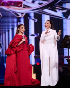 Ebru Gündeş Instagram - Müzik, dillerden bağımsız en güçlü bağ…
Türkçe ve Arapça’nın aynı duyguda birleştiği bu özel düette Orta Doğu’nun en büyük sesi , canım dostum Assala ile bir araya gelmek benim için tarifsiz bir deneyimdi.
Sanatın birleştirici gücünü birlikte hissettik.
Güzel kalbin, zarafetin, misafirperverliğin ve eşsiz sesini benimle paylaştığın için teşekkür ederim.
İyi ki yollarımız kesişti… İyi ki müzik bizi birleştirdi 🌙✨@assala 
Ve tabi ki bu buluşmayı, bu kadar özel kılan şarkılarımızın yaratıcıları, müziğin can damarları .... Canım arkadaşım Sılam @silagencoglu, sevgili @muratyeter ve  güzel yürekli Şebom @sebnemsungur, Sayın Mohamed Al Rifai ve Tamer Ali; ve bu kıymetli eserlere yeniden hayat veren dostum Ceceli @mustafaceceli ... İyi ki varsınız 🙏🏻
Ve misafirperverlikleri için başta Sayın Eksalansları Turki Al-Sheikh @turki olmak üzere @riyadhseason , @rotanamusic @rotanalive ve bu organizasyonda katkısı bulunan herkese gönülden teşekkür ederim. 
Sanat, böyle güzel ekiplerle ve tabiki sizinle anlam kazanıyor. Alkışlarınız ve sevginiz için minnettarım...

الموسيقى أقوى رابط يتجاوز اللغات…
في هذا الدويتو الخاص الذي جمع التركية والعربية في إحساس واحد، كان لقائي مع أعظم صوت في الشرق الأوسط، صديقتي الغالية أصالة، تجربة لا توصف بالنسبة لي.
شعرنا معاً بالقوة التي يمتلكها الفن في توحيد القلوب.
شكراً من قلبي على طيبة قلبك، ورقيّك، وكرم ضيافتك، وعلى صوتك الاستثنائي الذي شاركتِني به.
سعيد لأن طرقنا تقاطعت… وسعيد لأن الموسيقى جمعتنا 🌙✨ @assala
وبالطبع لا يمكنني أن أنسى من جعلوا هذا اللقاء بهذه الخصوصية والجمال: صُنّاع أغنياتنا، شرايين الموسيقى النابضة…
صديقتي العزيزة سلام @silagencoglu، العزيز @muratyeter، وصاحبة القلب الجميل شيبنم @sebnemsungur، والأستاذ محمد الرفاعي وتامر علي؛ وصديقي تشيلي @mustafaceceli الذي أعاد لهذه الأعمال القيّمة روحاً جديدة… وجودكم نعمة، شكراً لأنكم موجودون 🙏🏻
ولكرم الضيافة، أتقدّم بجزيل الشكر في المقام الأول لصاحب السمو المستشار تركي آل الشيخ @turki، وكذلك لـ @riyadhseason و @rotanamusic و @rotanalive، ولكل من ساهم في هذا التنظيم الرائع، شكراً من القلب.
الفن يكتسب معناه الحقيقي مع فرق جميلة كهذه، وبالطبع معكم أنتم.
ممتن لتصفيقكم ومحبتكم