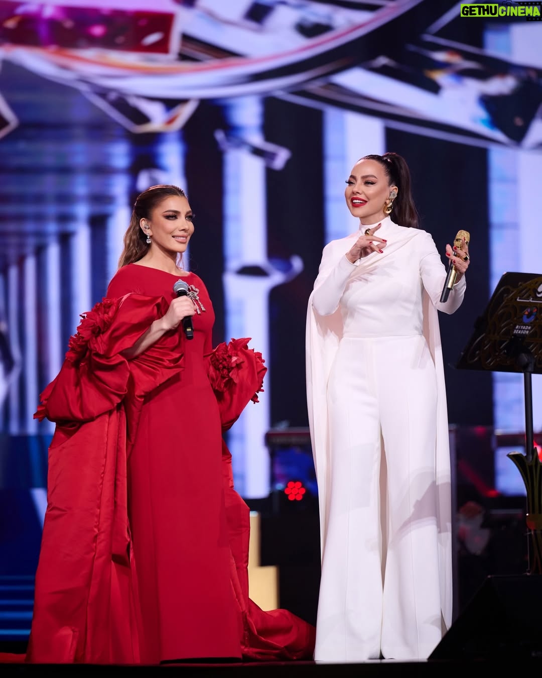 Ebru Gündeş - 403.7K Likes - Müzik, dillerden bağımsız en güçlü bağ…
Türkçe ve Arapça’nın aynı duyguda birleştiği bu özel düette Orta Doğu’nun en büyük sesi , canım dostum Assala ile bir araya gelmek benim için tarifsiz bir deneyimdi.
Sanatın birleştirici gücünü birlikte hissettik.
Güzel kalbin, zarafetin, misafirperverliğin ve eşsiz sesini benimle paylaştığın için teşekkür ederim.
İyi ki yollarımız kesişti… İyi ki müzik bizi birleştirdi 🌙✨@assala 
Ve tabi ki bu buluşmayı, bu kadar özel kılan şarkılarımızın yaratıcıları, müziğin can damarları .... Canım arkadaşım Sılam @silagencoglu, sevgili @muratyeter ve  güzel yürekli Şebom @sebnemsungur, Sayın Mohamed Al Rifai ve Tamer Ali; ve bu kıymetli eserlere yeniden hayat veren dostum Ceceli @mustafaceceli ... İyi ki varsınız 🙏🏻
Ve misafirperverlikleri için başta Sayın Eksalansları Turki Al-Sheikh @turki olmak üzere @riyadhseason , @rotanamusic @rotanalive ve bu organizasyonda katkısı bulunan herkese gönülden teşekkür ederim. 
Sanat, böyle güzel ekiplerle ve tabiki sizinle anlam kazanıyor. Alkışlarınız ve sevginiz için minnettarım...

الموسيقى أقوى رابط يتجاوز اللغات…
في هذا الدويتو الخاص الذي جمع التركية والعربية في إحساس واحد، كان لقائي مع أعظم صوت في الشرق الأوسط، صديقتي الغالية أصالة، تجربة لا توصف بالنسبة لي.
شعرنا معاً بالقوة التي يمتلكها الفن في توحيد القلوب.
شكراً من قلبي على طيبة قلبك، ورقيّك، وكرم ضيافتك، وعلى صوتك الاستثنائي الذي شاركتِني به.
سعيد لأن طرقنا تقاطعت… وسعيد لأن الموسيقى جمعتنا 🌙✨ @assala
وبالطبع لا يمكنني أن أنسى من جعلوا هذا اللقاء بهذه الخصوصية والجمال: صُنّاع أغنياتنا، شرايين الموسيقى النابضة…
صديقتي العزيزة سلام @silagencoglu، العزيز @muratyeter، وصاحبة القلب الجميل شيبنم @sebnemsungur، والأستاذ محمد الرفاعي وتامر علي؛ وصديقي تشيلي @mustafaceceli الذي أعاد لهذه الأعمال القيّمة روحاً جديدة… وجودكم نعمة، شكراً لأنكم موجودون 🙏🏻
ولكرم الضيافة، أتقدّم بجزيل الشكر في المقام الأول لصاحب السمو المستشار تركي آل الشيخ @turki، وكذلك لـ @riyadhseason و @rotanamusic و @rotanalive، ولكل من ساهم في هذا التنظيم الرائع، شكراً من القلب.
الفن يكتسب معناه الحقيقي مع فرق جميلة كهذه، وبالطبع معكم أنتم.
ممتن لتصفيقكم ومحبتكم