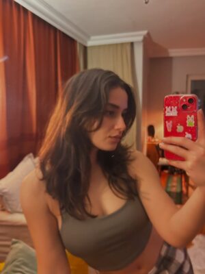Ece Yaşar Instagram - Herkesin kendi dünyasında kalmaya çokça hakkı ve gerekliliği de olduğu zamanlardayız bence🤷🏻‍♀️ama oyuna da bekleriz:)