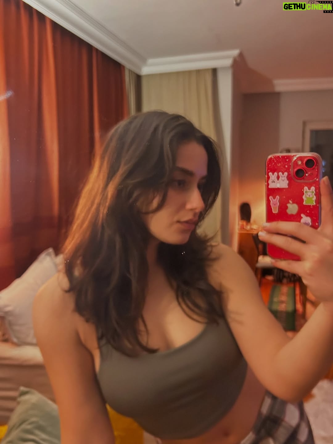 Ece Yaşar - 29.1K Likes - Herkesin kendi dünyasında kalmaya çokça hakkı ve gerekliliği de olduğu zamanlardayız bence🤷🏻‍♀️ama oyuna da bekleriz:)