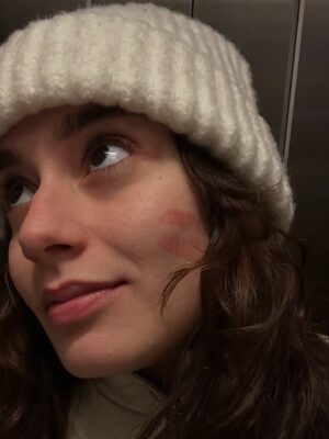 Ece Yaşar Instagram - Herkesin kendi dünyasında kalmaya çokça hakkı ve gerekliliği de olduğu zamanlardayız bence🤷🏻‍♀️ama oyuna da bekleriz:)