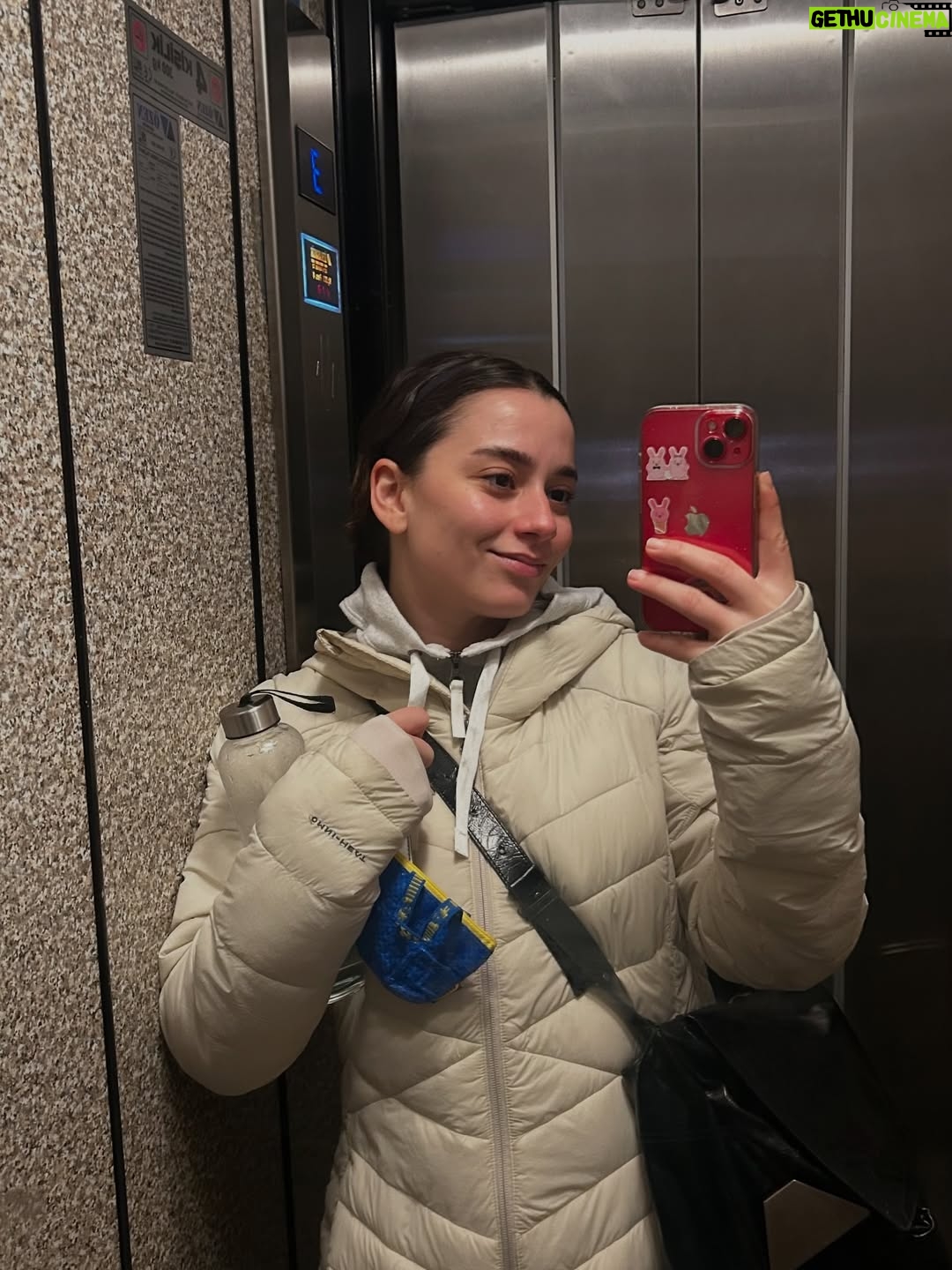 Ece Yaşar - 29.1K Likes - Herkesin kendi dünyasında kalmaya çokça hakkı ve gerekliliği de olduğu zamanlardayız bence🤷🏻‍♀️ama oyuna da bekleriz:)