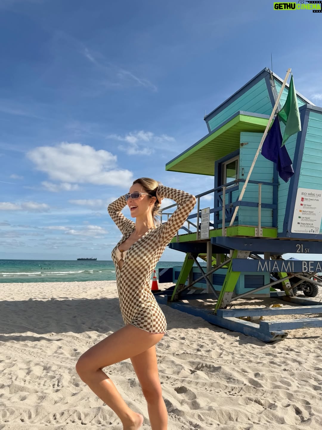 Ecenaz Üçer - 17.9K Likes - MIA🏝️☀️💦 

#reklam
