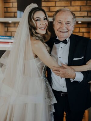 Ege Kökenli Instagram - Ne diyebilirim ki..
Yakışıklı Teo’m,
En güzel anılarımın kahramanı…
En neşeli sofralar, en komik anlar, en fırlama haller, en çılgın hikayeler… Hepsi, seninle büyüdüğüm, birlikte yaşadığım onca yılın anısı şimdi bana.

Tanıdığım en klas ama en serseri, en delidolu, en komik, en janti, en zarif, en vicdanlı adamdın. Torunlarının arkadaşlarından kendi akranlarına kadar herkesin kalbinde mutlaka bir yer edinmiş; “dede” denmesinden hoşlanmayan, gözümde asla yaşlanmayan, her zaman her ortamda karakteri, duruşuyla ışıldayan bir delikanlı.

Bazen baba, bazen en yakın arkadaş, bazen de yaramaz bir erkek kardeş gibiydin. İnsan sevmeyi, hayvan sevmeyi ama en çok da kendini ve hayatı sevmeyi senden öğrendim. “Sen bana çok benziyorsun” derdin hep. Hayattan zevk alarak, dolu dolu yaşamayı sevmem biraz da bu yüzden — senin gibi. 

Bir gün fotoğraflarımızı böyle bir yazıyla paylaşacağım aklımın ucundan bile geçmezdi. Ama seninle bunca yıl geçirebilmiş olmak ve senin gibi bir dedeye sahip olmak benim için çok büyük bir şans farkındayım. Ve biliyorum; bir gün yine aynı gözlerin gibi, denizlerin maviliğine karşı, kadehlerimizi tekrar tokuşturacağız. Anlattığın hikayelerine,  yaptığın taklitlerine kahkahalar atıp upuzun o sevdiğin sofralarda buluşacağız..

Eminim şimdi gittiğin yerden yine damganı vurup bana “geeeeç” diyorsundur. 

Seni çok, çok seviyorum.
Şimdi yanımda olmasanda hep kalbimde, anılarımda; en janti, gülümseyen ama en çok da güldüren halinle olacaksın. 

Bu Dünya’dan bi Teo geçti be 🤍