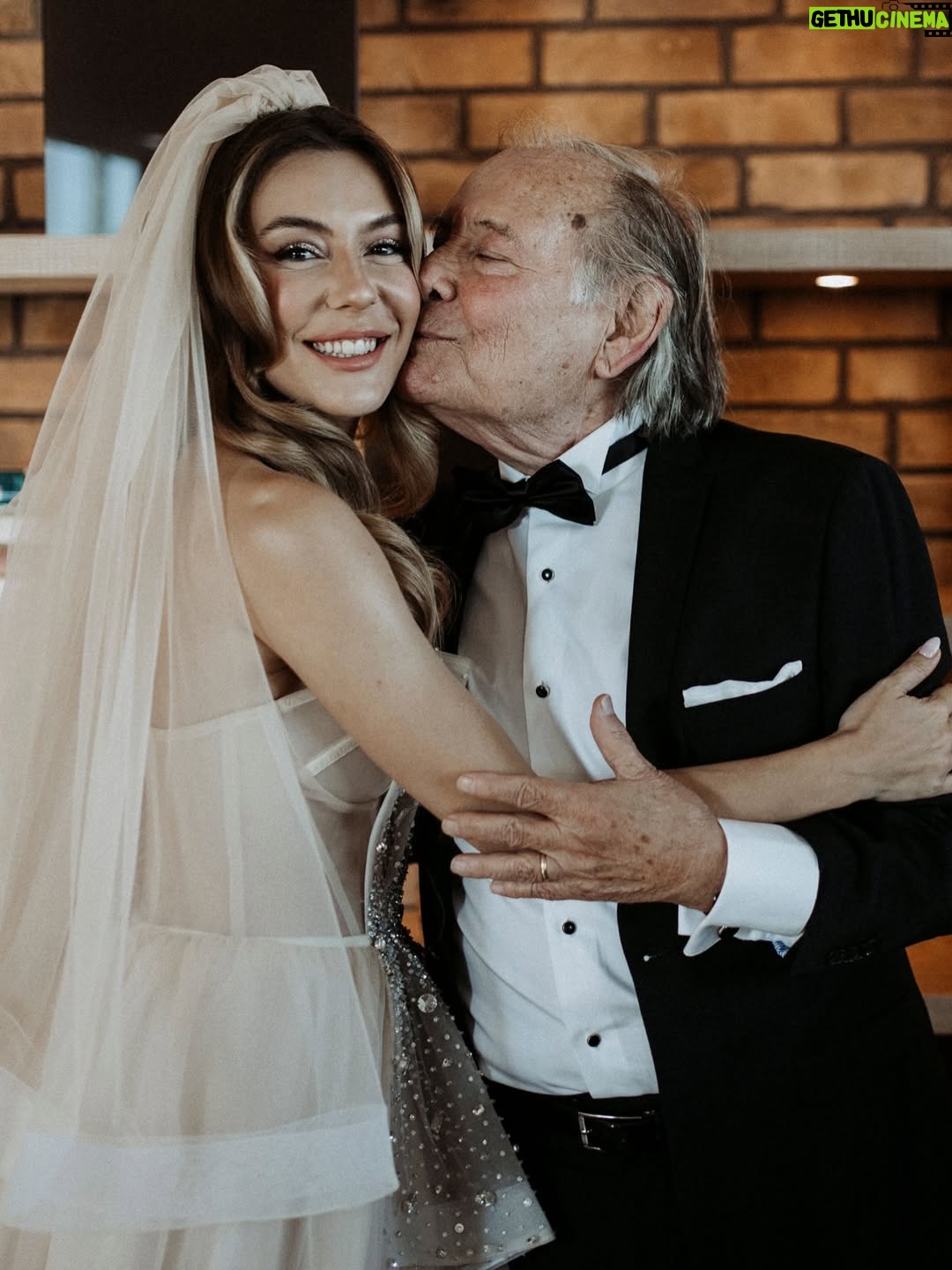 Ege Kökenli - 67.2K Likes - Ne diyebilirim ki..
Yakışıklı Teo’m,
En güzel anılarımın kahramanı…
En neşeli sofralar, en komik anlar, en fırlama haller, en çılgın hikayeler… Hepsi, seninle büyüdüğüm, birlikte yaşadığım onca yılın anısı şimdi bana.

Tanıdığım en klas ama en serseri, en delidolu, en komik, en janti, en zarif, en vicdanlı adamdın. Torunlarının arkadaşlarından kendi akranlarına kadar herkesin kalbinde mutlaka bir yer edinmiş; “dede” denmesinden hoşlanmayan, gözümde asla yaşlanmayan, her zaman her ortamda karakteri, duruşuyla ışıldayan bir delikanlı.

Bazen baba, bazen en yakın arkadaş, bazen de yaramaz bir erkek kardeş gibiydin. İnsan sevmeyi, hayvan sevmeyi ama en çok da kendini ve hayatı sevmeyi senden öğrendim. “Sen bana çok benziyorsun” derdin hep. Hayattan zevk alarak, dolu dolu yaşamayı sevmem biraz da bu yüzden — senin gibi. 

Bir gün fotoğraflarımızı böyle bir yazıyla paylaşacağım aklımın ucundan bile geçmezdi. Ama seninle bunca yıl geçirebilmiş olmak ve senin gibi bir dedeye sahip olmak benim için çok büyük bir şans farkındayım. Ve biliyorum; bir gün yine aynı gözlerin gibi, denizlerin maviliğine karşı, kadehlerimizi tekrar tokuşturacağız. Anlattığın hikayelerine,  yaptığın taklitlerine kahkahalar atıp upuzun o sevdiğin sofralarda buluşacağız..

Eminim şimdi gittiğin yerden yine damganı vurup bana “geeeeç” diyorsundur. 

Seni çok, çok seviyorum.
Şimdi yanımda olmasanda hep kalbimde, anılarımda; en janti, gülümseyen ama en çok da güldüren halinle olacaksın. 

Bu Dünya’dan bi Teo geçti be 🤍
