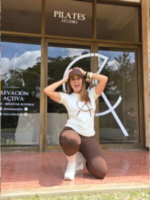 Eileen Abad Instagram - "Cuando el tiempo se escapa de las rerdes, pero no de las manos.
El verdadero equilibrio de moverse con gracia entre el caos y la calma."
Galería dump del mes 3
1.Mi estilista y fotografo tras el lente @byjesusgonzalez
2.Amor de bisnieto en el cumple 91 de ni Vela María.
3.Monitoreando la tarea, jummm , pilas! 😃
4.Me derrito de amor. El mejor Feliz Cumple de Abuelo papa
5.New look, luz natural.
6.1er Retiro 2026.
7.Sneak peek Masterclass 🤪.
8.Brindis Aniversario 50 y dele 😍.
9.Mi mejor partner en Pilates.
10.Fiebre Pádel
11.Choferesa al volante vía al cole.
12.Enamorada del piloto al volante.
13. In my business.
Más en detalle? TE LEEO 😘