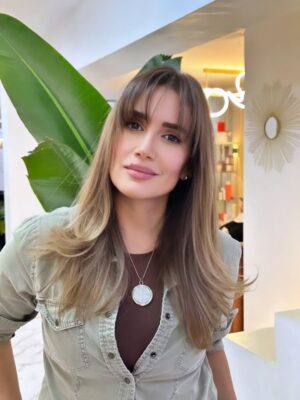 Eileen Abad Instagram - "Cuando el tiempo se escapa de las rerdes, pero no de las manos.
El verdadero equilibrio de moverse con gracia entre el caos y la calma."
Galería dump del mes 3
1.Mi estilista y fotografo tras el lente @byjesusgonzalez
2.Amor de bisnieto en el cumple 91 de ni Vela María.
3.Monitoreando la tarea, jummm , pilas! 😃
4.Me derrito de amor. El mejor Feliz Cumple de Abuelo papa
5.New look, luz natural.
6.1er Retiro 2026.
7.Sneak peek Masterclass 🤪.
8.Brindis Aniversario 50 y dele 😍.
9.Mi mejor partner en Pilates.
10.Fiebre Pádel
11.Choferesa al volante vía al cole.
12.Enamorada del piloto al volante.
13. In my business.
Más en detalle? TE LEEO 😘