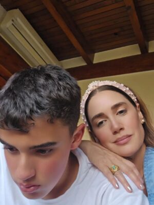 Eileen Abad Instagram - "Cuando el tiempo se escapa de las rerdes, pero no de las manos.
El verdadero equilibrio de moverse con gracia entre el caos y la calma."
Galería dump del mes 3
1.Mi estilista y fotografo tras el lente @byjesusgonzalez
2.Amor de bisnieto en el cumple 91 de ni Vela María.
3.Monitoreando la tarea, jummm , pilas! 😃
4.Me derrito de amor. El mejor Feliz Cumple de Abuelo papa
5.New look, luz natural.
6.1er Retiro 2026.
7.Sneak peek Masterclass 🤪.
8.Brindis Aniversario 50 y dele 😍.
9.Mi mejor partner en Pilates.
10.Fiebre Pádel
11.Choferesa al volante vía al cole.
12.Enamorada del piloto al volante.
13. In my business.
Más en detalle? TE LEEO 😘