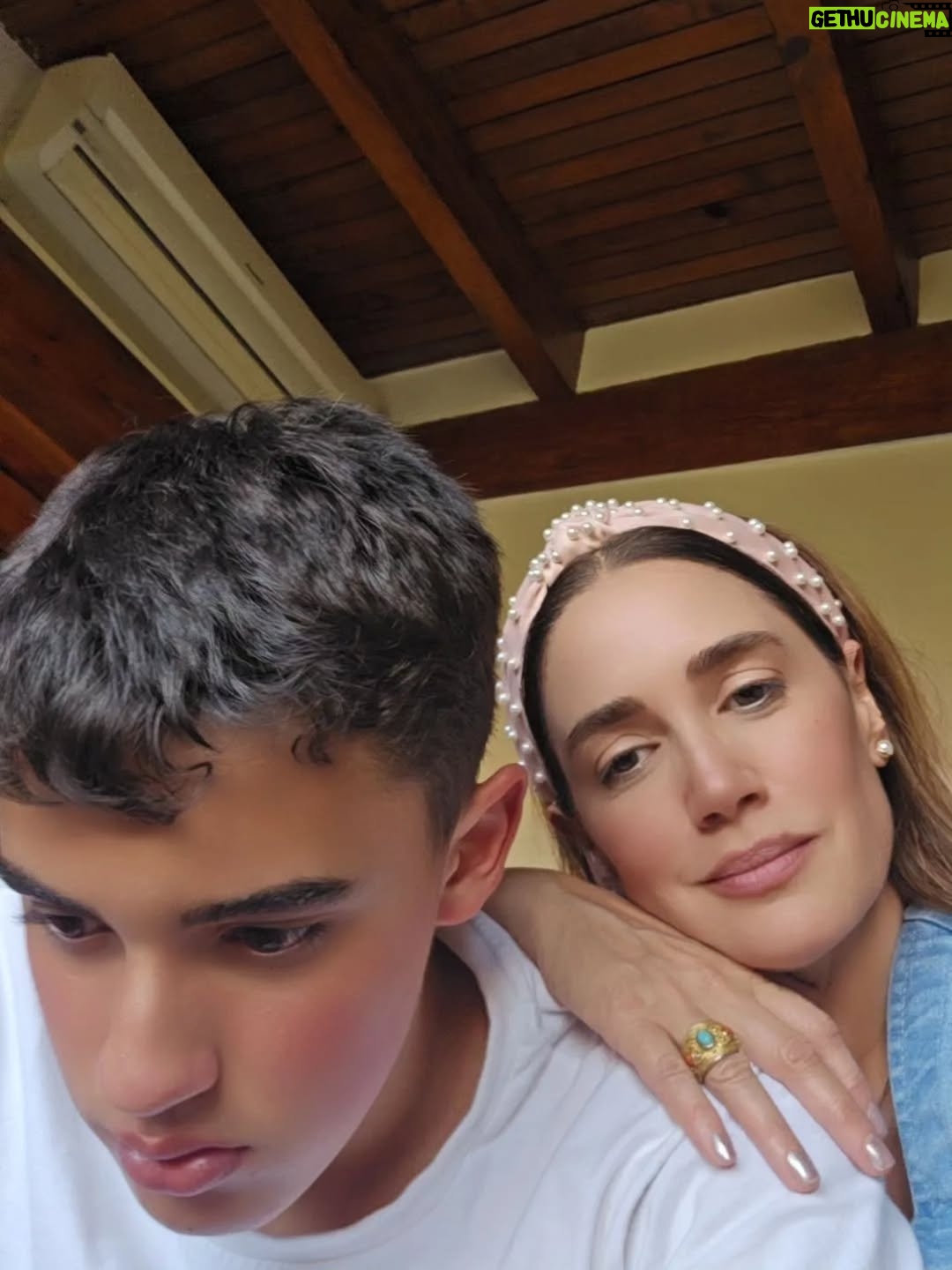 Eileen Abad - 10.9K Likes - ​"Cuando el tiempo se escapa de las rerdes, pero no de las manos. 
El verdadero equilibrio de moverse con gracia entre el caos y la calma."

Galería dump del mes 3

1.Mi estilista y fotografo tras el lente @byjesusgonzalez
2.Amor de bisnieto en el cumple 91 de ni Vela María.
3.Monitoreando la tarea, jummm , pilas! 😃
4.Me derrito de amor. El mejor Feliz Cumple de Abuelo papa
5.New look, luz natural.
6.1er Retiro 2026.
7.Sneak peek Masterclass 🤪.
8.Brindis Aniversario 50 y dele 😍.
9.Mi mejor partner en Pilates.
10.Fiebre Pádel
11.Choferesa al volante vía al cole.
12.Enamorada del piloto al volante.
13. In my business.

Más en detalle? TE LEEO 😘