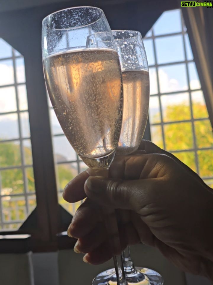 Eileen Abad - 10.9K Likes - ​"Cuando el tiempo se escapa de las rerdes, pero no de las manos. 
El verdadero equilibrio de moverse con gracia entre el caos y la calma."

Galería dump del mes 3

1.Mi estilista y fotografo tras el lente @byjesusgonzalez
2.Amor de bisnieto en el cumple 91 de ni Vela María.
3.Monitoreando la tarea, jummm , pilas! 😃
4.Me derrito de amor. El mejor Feliz Cumple de Abuelo papa
5.New look, luz natural.
6.1er Retiro 2026.
7.Sneak peek Masterclass 🤪.
8.Brindis Aniversario 50 y dele 😍.
9.Mi mejor partner en Pilates.
10.Fiebre Pádel
11.Choferesa al volante vía al cole.
12.Enamorada del piloto al volante.
13. In my business.

Más en detalle? TE LEEO 😘