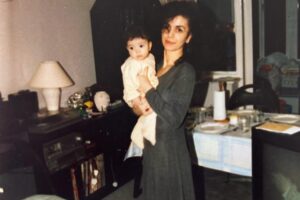 Ekin-Su Cülcüloğlu Instagram - Life doesn’t come with a manual, it comes with a mum! Happy Mother’s Day to my friend, therapist and most importantly mother ❤️