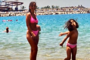 Ekin-Su Cülcüloğlu Instagram - Life doesn’t come with a manual, it comes with a mum! Happy Mother’s Day to my friend, therapist and most importantly mother ❤️