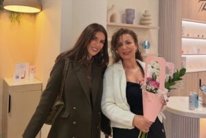 Ekin-Su Cülcüloğlu Instagram - Life doesn’t come with a manual, it comes with a mum! Happy Mother’s Day to my friend, therapist and most importantly mother ❤️