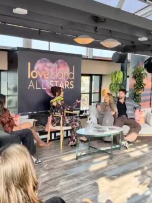 Ekin-Su Cülcüloğlu Instagram - Cute day hosting the meet & greet with these lovely couples ❤️🏝️