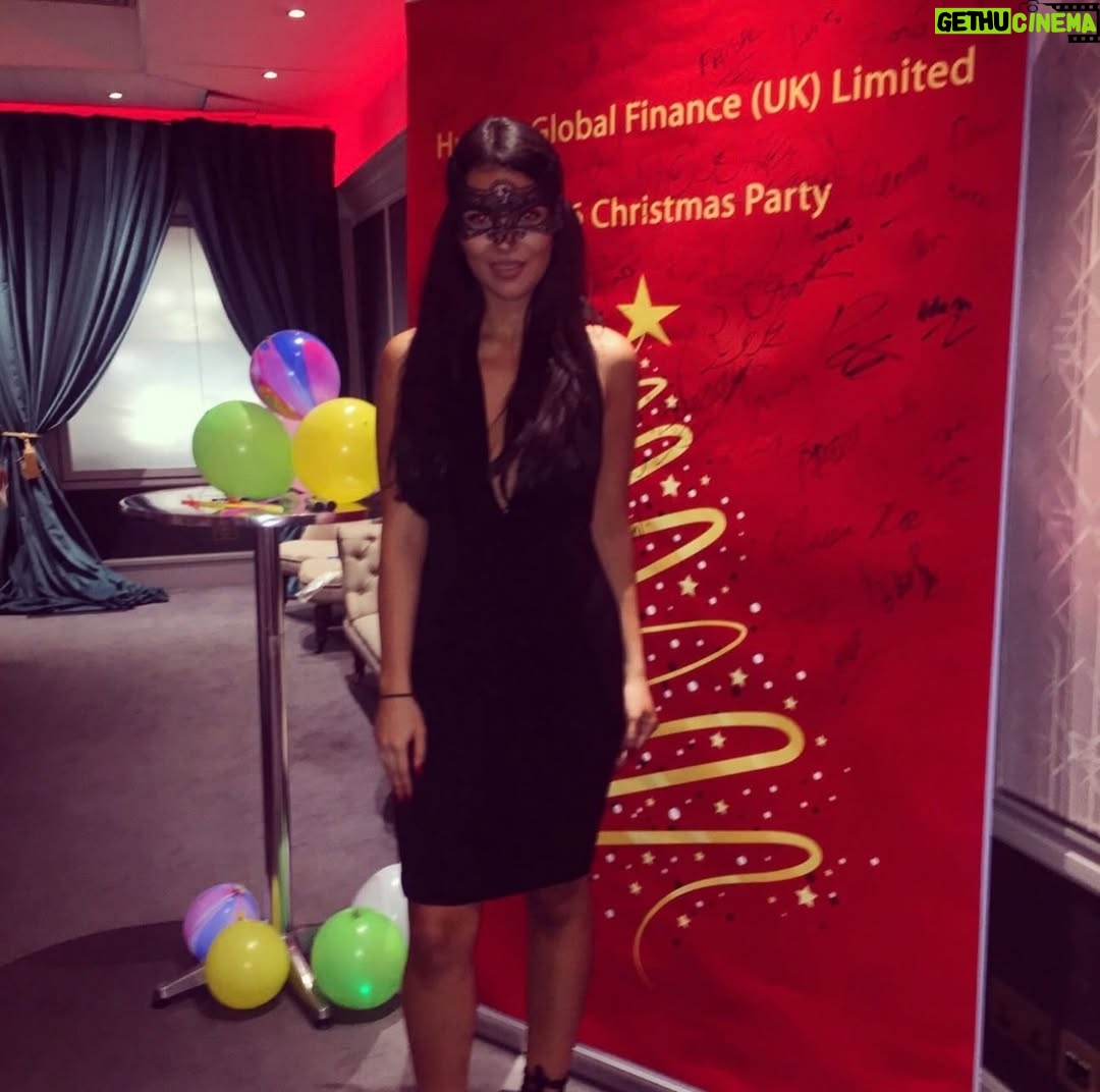 Ekin-Su Cülcüloğlu - 51.4K Likes - Decided to do a little throwback dump to 2016. Ten years later…I’m still the same girl, always open to new opportunities and adventures without putting limits on myself(working in finance is just an example of that).
Appearance-wise….sure, there have been a few tweaks: new boobs, new teeth, a little touch of filler and Botox. But at my core, I’m still exactly the same❤️