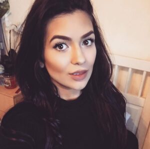Ekin-Su Cülcüloğlu Instagram - Decided to do a little throwback dump to 2016. Ten years later…I’m still the same girl, always open to new opportunities and adventures without putting limits on myself(working in finance is just an example of that).
Appearance-wise….sure, there have been a few tweaks: new boobs, new teeth, a little touch of filler and Botox. But at my core, I’m still exactly the same❤️