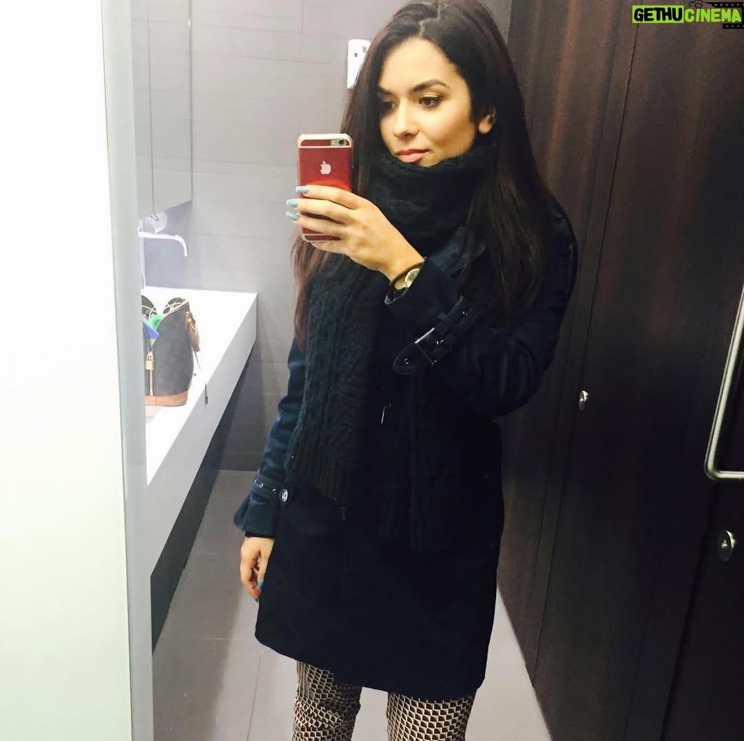 Ekin-Su Cülcüloğlu - 51.4K Likes - Decided to do a little throwback dump to 2016. Ten years later…I’m still the same girl, always open to new opportunities and adventures without putting limits on myself(working in finance is just an example of that).
Appearance-wise….sure, there have been a few tweaks: new boobs, new teeth, a little touch of filler and Botox. But at my core, I’m still exactly the same❤️
