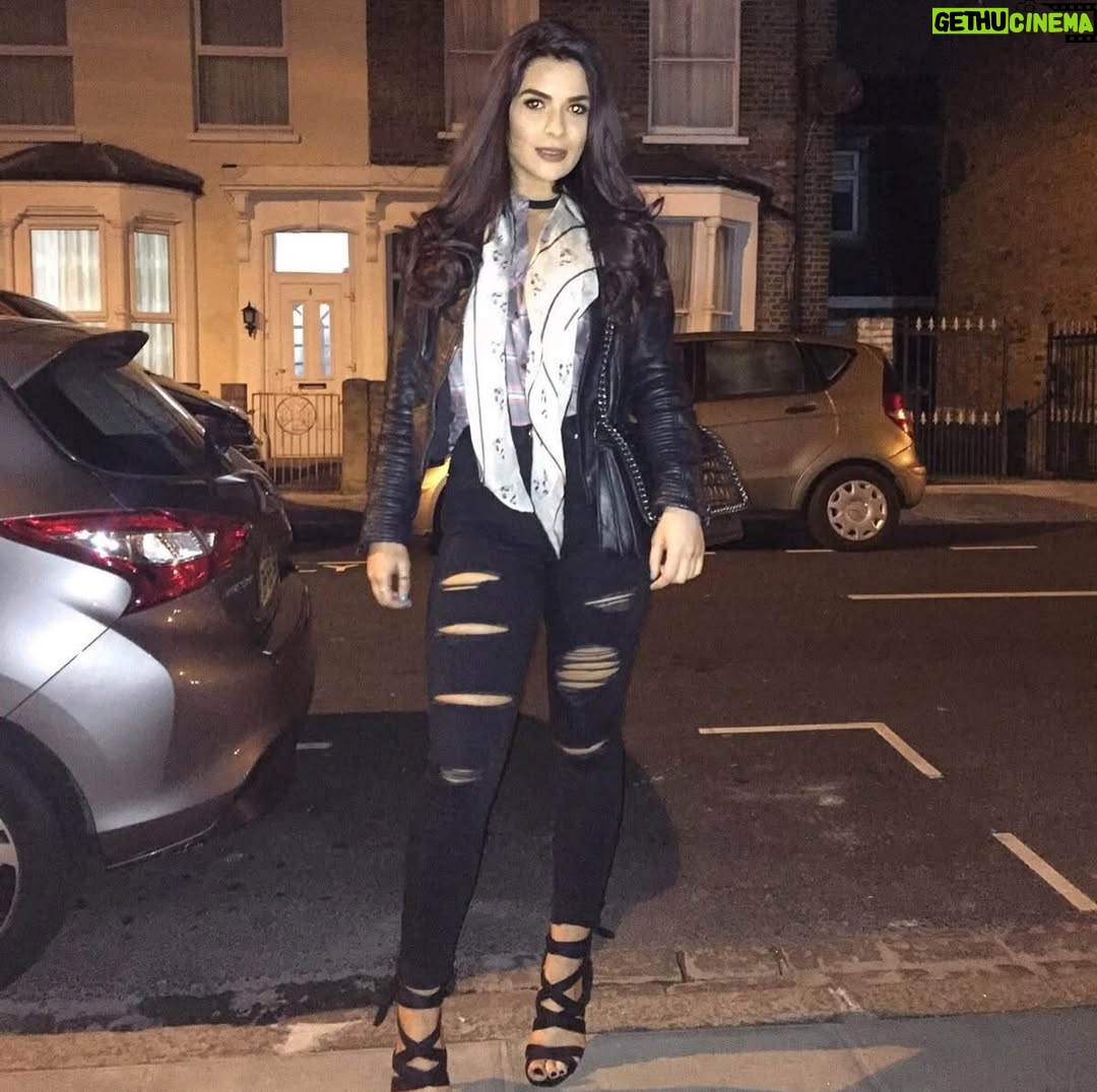 Ekin-Su Cülcüloğlu - 51.4K Likes - Decided to do a little throwback dump to 2016. Ten years later…I’m still the same girl, always open to new opportunities and adventures without putting limits on myself(working in finance is just an example of that).
Appearance-wise….sure, there have been a few tweaks: new boobs, new teeth, a little touch of filler and Botox. But at my core, I’m still exactly the same❤️