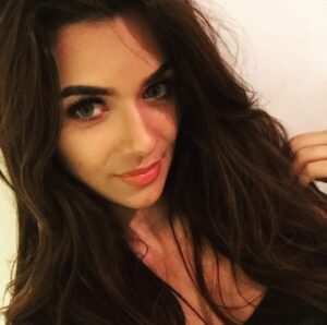 Ekin-Su Cülcüloğlu Instagram - Decided to do a little throwback dump to 2016. Ten years later…I’m still the same girl, always open to new opportunities and adventures without putting limits on myself(working in finance is just an example of that).
Appearance-wise….sure, there have been a few tweaks: new boobs, new teeth, a little touch of filler and Botox. But at my core, I’m still exactly the same❤️