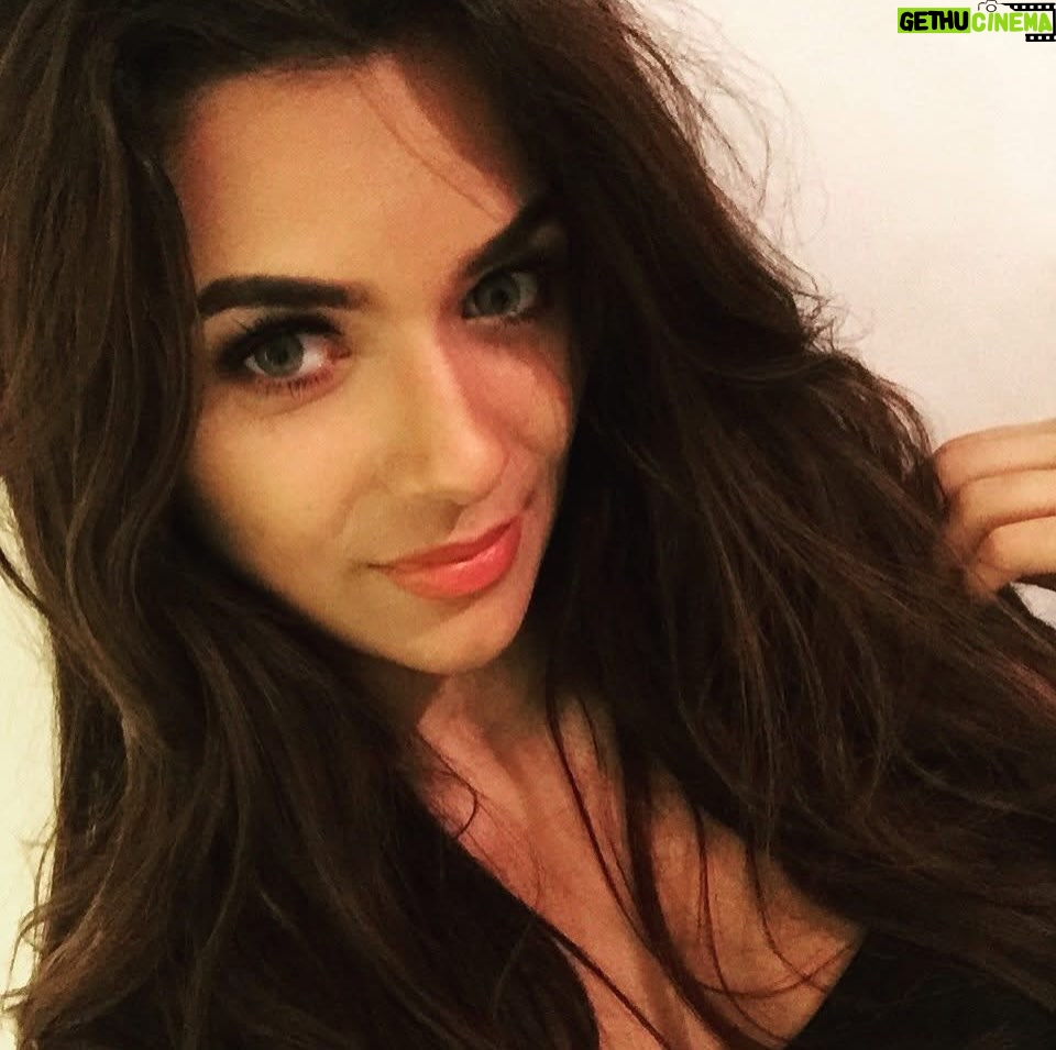 Ekin-Su Cülcüloğlu - 51.4K Likes - Decided to do a little throwback dump to 2016. Ten years later…I’m still the same girl, always open to new opportunities and adventures without putting limits on myself(working in finance is just an example of that).
Appearance-wise….sure, there have been a few tweaks: new boobs, new teeth, a little touch of filler and Botox. But at my core, I’m still exactly the same❤️