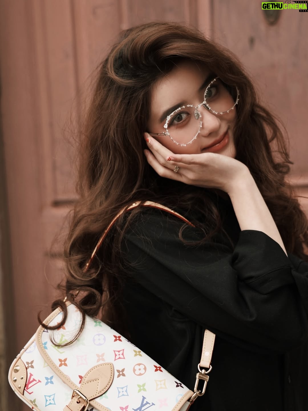 Eleanor Lee - 1.2K Likes - 勇敢往前冲就算来自小地方 
拿出你的全力闯 ✨