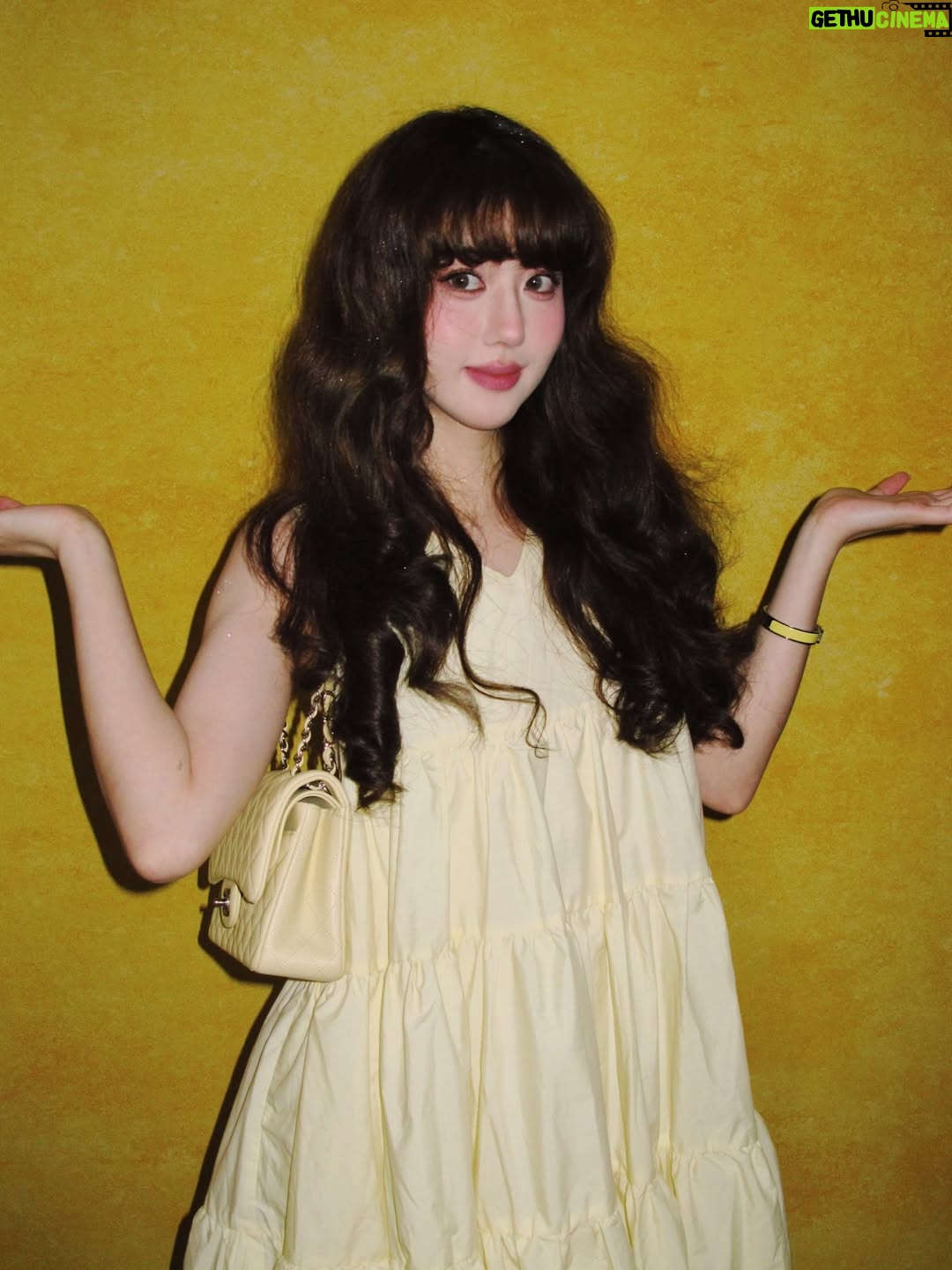 Eleanor Lee - 1.2K Likes - Girly but yellow 🤓💛