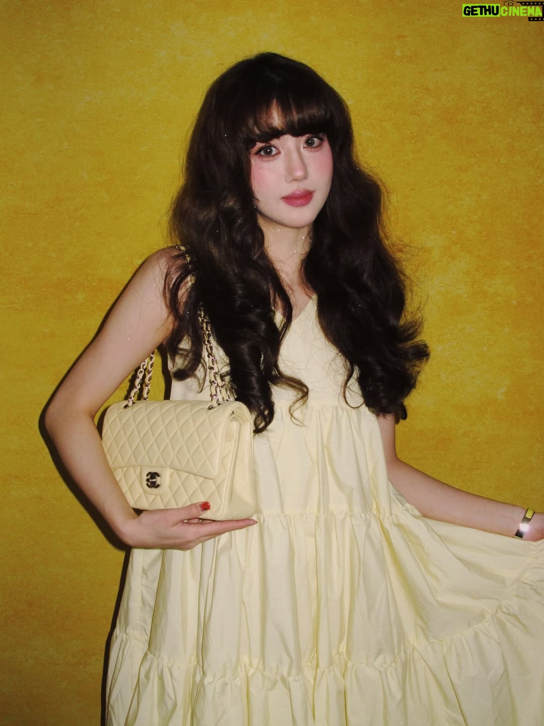 Eleanor Lee - 1.2K Likes - Girly but yellow 🤓💛