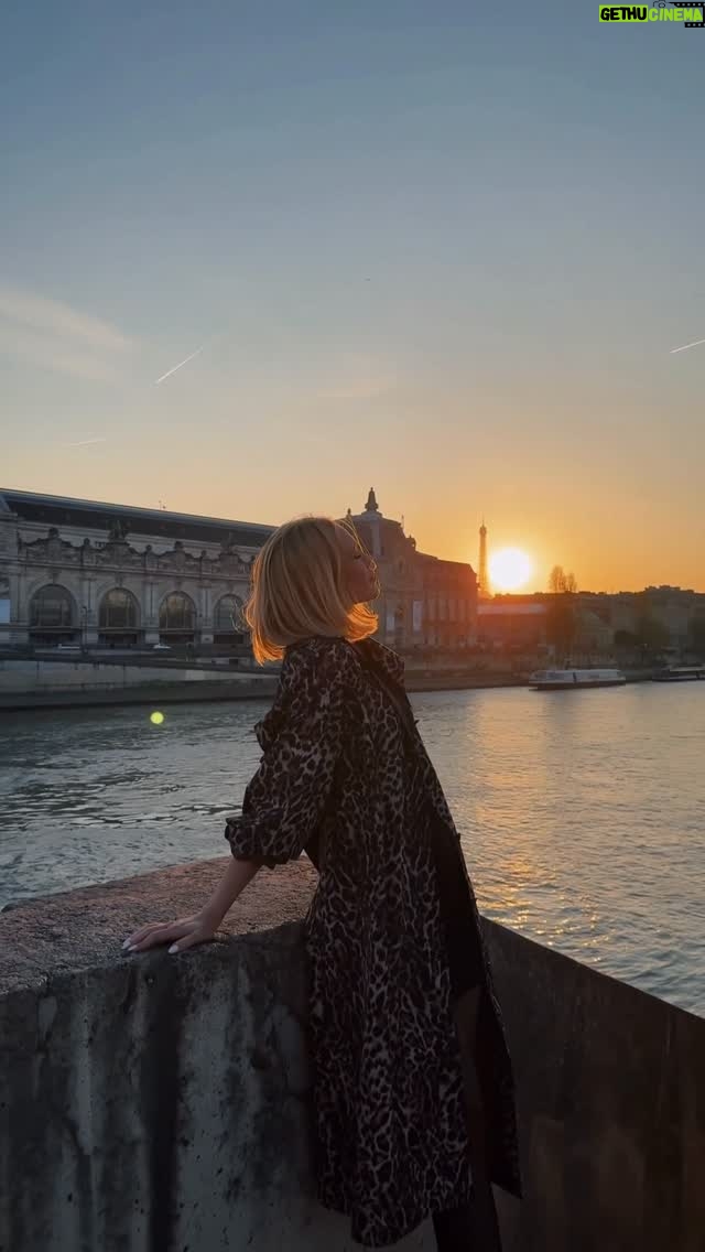 Elena Krygina - 5.4K Likes - Любовь, проверенная годами. 20 лет отмечаем в этом году с Парижем❤️

Плащ и платье @myseasons 🫰🏻