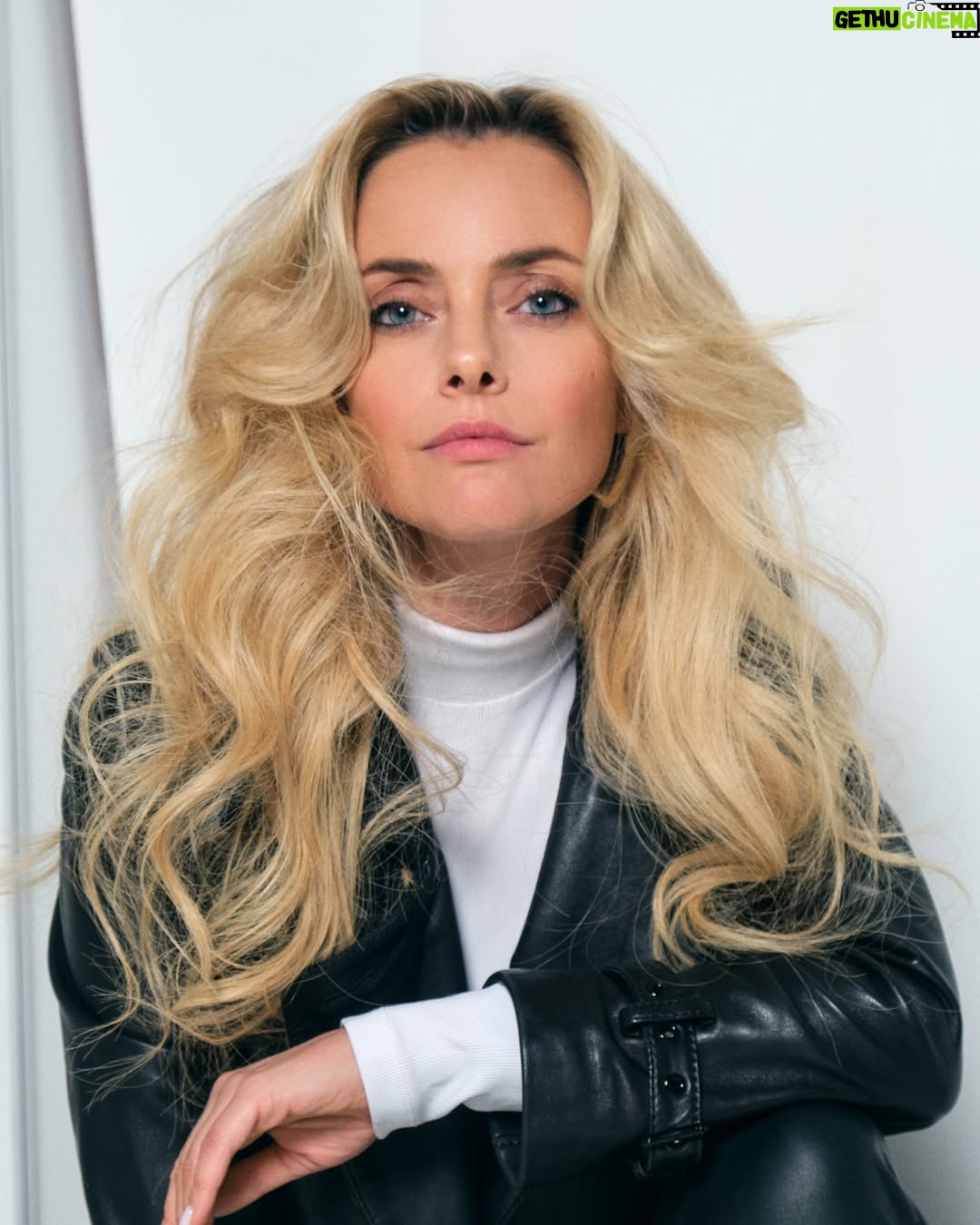 Elena Maksimova - 212 Likes - Выберем «самое-самое» фото? 
.
И, заодно, обсудим фестиваль SANREMO 2025! Не знаю, смотрите ли, интересно ли вам? Я с удовольствием слежу, и каждый год у меня свои фавориты. Как правило, увы, они почему-то не побеждают, и у меня связи с этим возникают вопросы: почему мой музыкальный вкус не часто совпадает со вкусом большинства аудитории? Это достаточно сильно усложняет мою работу, как автора, который пишет «для людей», что же нужно зрителю? 
.
В этом году лично у меня только одна песня попала с первого прослушивания в мой плей-лист и уже два дня на репите! Это the Kolors - Tu con chi fai l’amore. А вам как? Что понравилось? Или фестиваль и итальянская эстрада вас не привлекает? 
.
Как всегда, в моем после вопросов больше, чем нужно, но вы можете отвечать на те, на которые захотите. Мне очень интересно! 
.
By @nonnsense