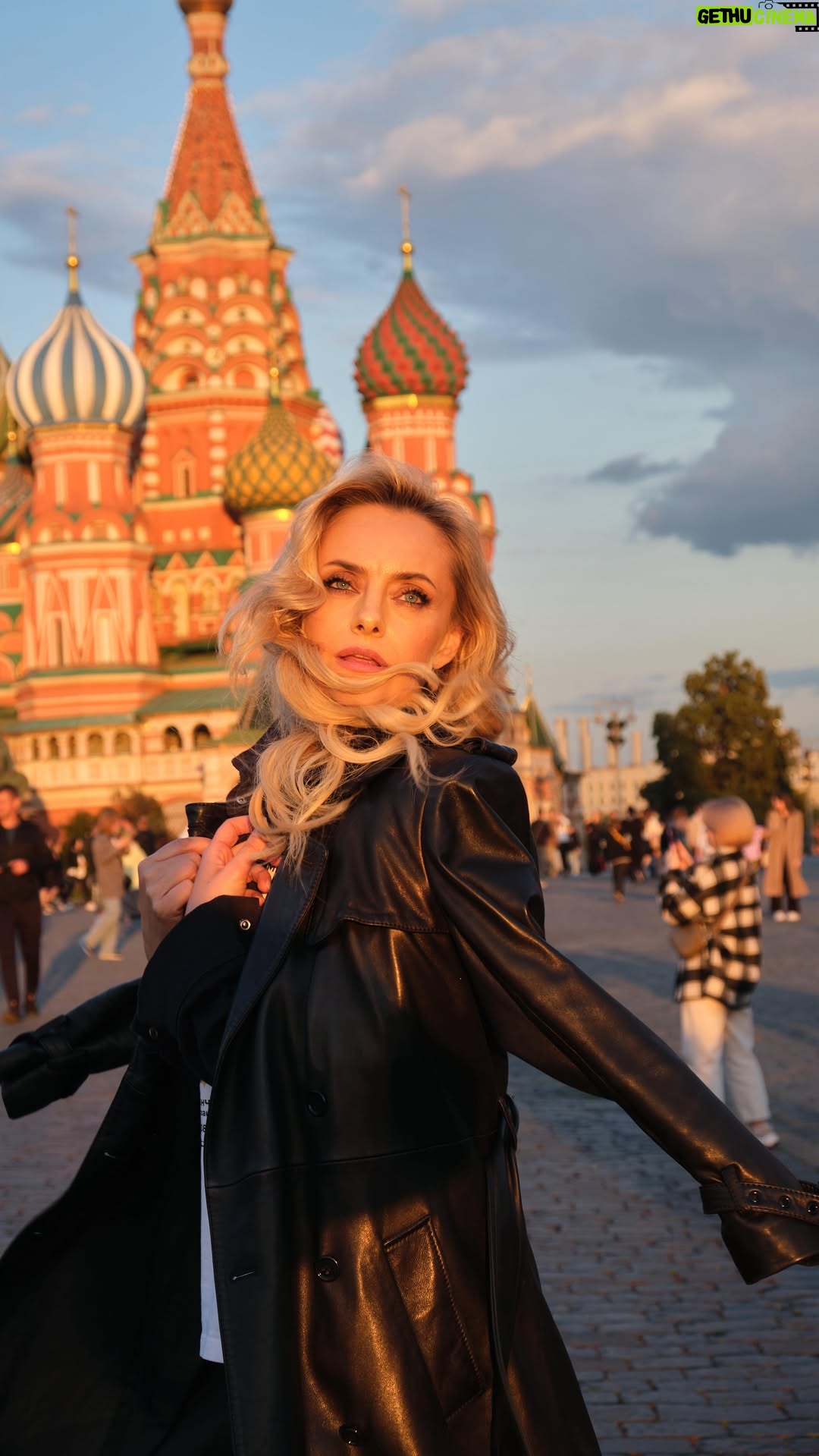 Elena Maksimova - 192 Likes - Четыре дня выступлений на Красной площади позади, здесь буду выкладывать ролики, а подробный отчет у меня в Telegram канале. Я там всё время, приходите. 🤗❤️ 
.
#еленамаксимова #краснаяплощадь
.
By @nonnsense