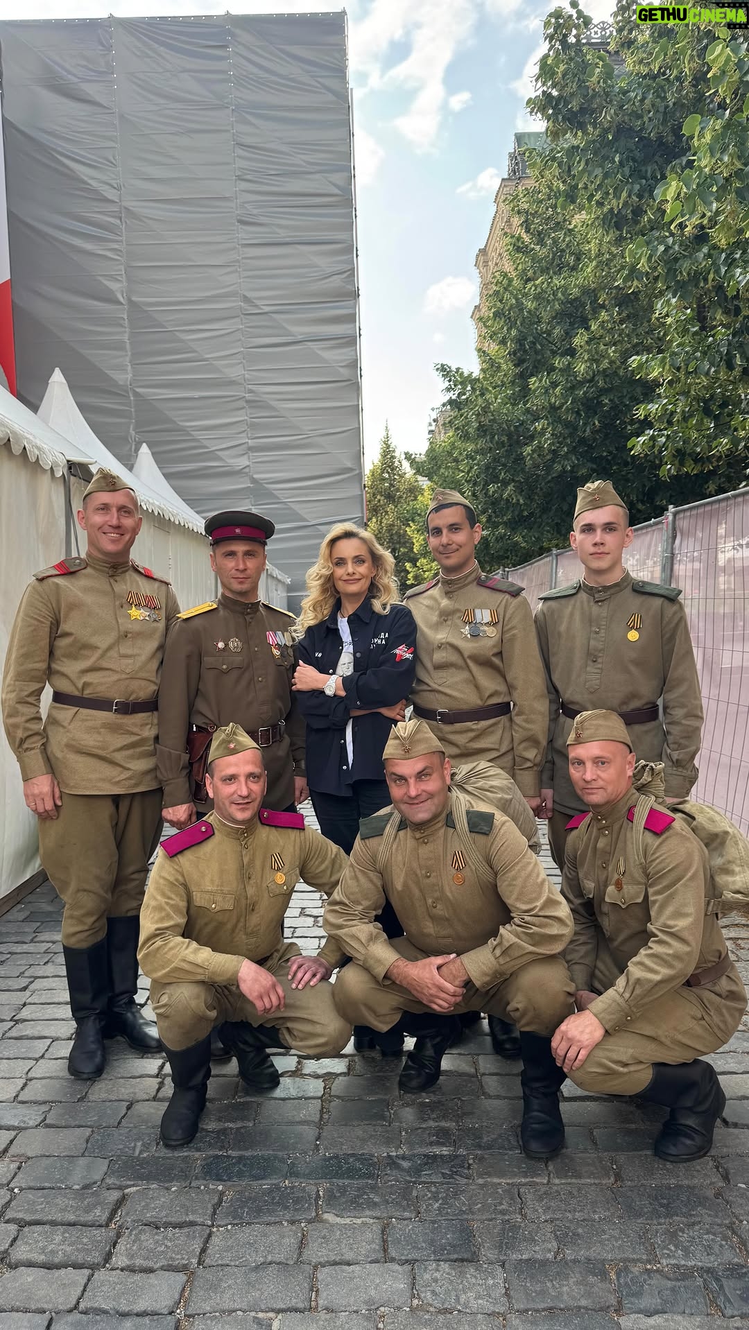 Elena Maksimova - 284 Likes - С 21 по 24 июля, каждый день, мне выпала честь принимать участие в иммерсивной исторической выставке, спектакле, на Красной Площади. Режиссер - Народный артист России, Игорь Угольников. Я спела несколько своих песен - «Защитники Отечества», «Русский солдат», легендарных «Журавлей» перед минутой молчания. Незабываемый номер «Довоюй, родной», мы повторили с @nastena_spiridonova  @biryukova_valentina @valerielanskaya . Было много незабываемых встреч и, конечно, невероятное счастье и огромная ответственность - быть частью такого масштабного исторического действа, в сердце нашей Родины. Благодарю за доверие! 🙏 
.
#еленамаксимова by @nonnsense