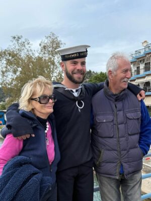 Eleni Menegaki Instagram - Σήμερα ο Άγγελος ορκίστηκε στο ναυτικό κι εγώ ορκιζόμουν να είμαι ψύχραιμη … τα συναισθήματα όμως σε πλημμυρίζουν …. Γέλασα , δάκρυσα , όλα μαζί !Περηφανια , συγκίνηση και άπειρη αγάπη !
Μονάκριβε μου σ αγαπώ όσο δεν φτάνει ο νους σου ! Όλοι σ αγαπάμε ! #eleni @aggelos_latsios  @giannislatsios  @teomisokalos @thodoris_stoforos