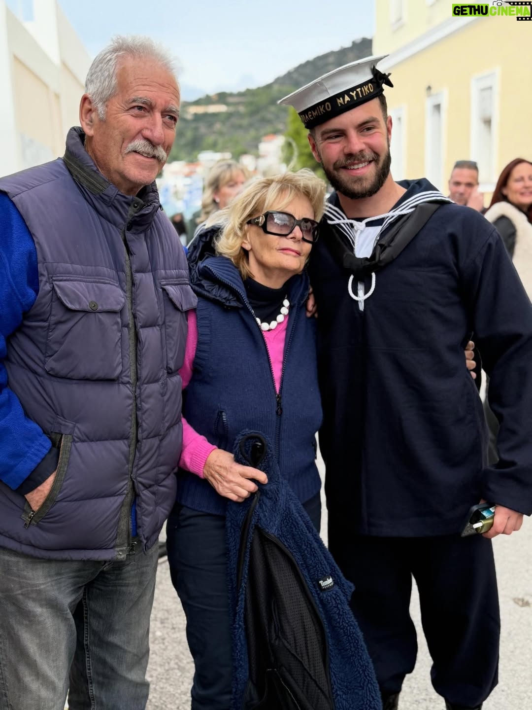 Eleni Menegaki - 118.2K Likes - Σήμερα ο Άγγελος ορκίστηκε στο ναυτικό κι εγώ ορκιζόμουν να είμαι ψύχραιμη … τα συναισθήματα όμως σε πλημμυρίζουν …. Γέλασα , δάκρυσα , όλα μαζί !Περηφανια , συγκίνηση και άπειρη αγάπη !
Μονάκριβε μου σ αγαπώ όσο δεν φτάνει ο νους σου ! Όλοι σ αγαπάμε ! #eleni @aggelos_latsios  @giannislatsios  @teomisokalos @thodoris_stoforos