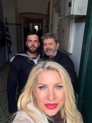 Eleni Menegaki Instagram - Σήμερα ο Άγγελος ορκίστηκε στο ναυτικό κι εγώ ορκιζόμουν να είμαι ψύχραιμη … τα συναισθήματα όμως σε πλημμυρίζουν …. Γέλασα , δάκρυσα , όλα μαζί !Περηφανια , συγκίνηση και άπειρη αγάπη !
Μονάκριβε μου σ αγαπώ όσο δεν φτάνει ο νους σου ! Όλοι σ αγαπάμε ! #eleni @aggelos_latsios  @giannislatsios  @teomisokalos @thodoris_stoforos