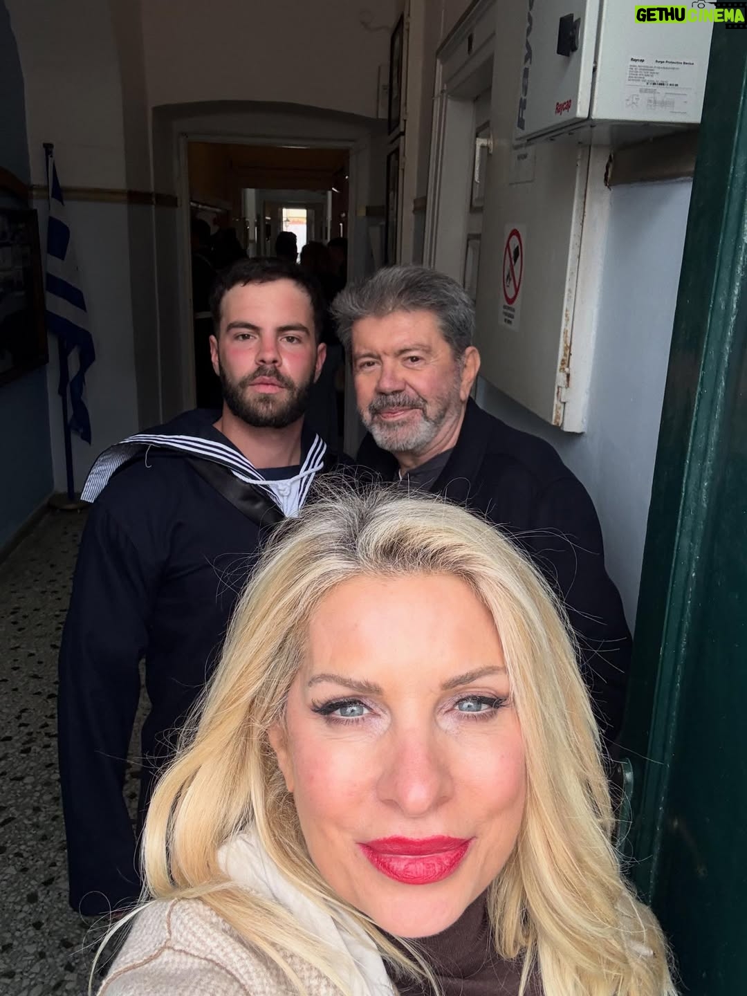 Eleni Menegaki - 118.2K Likes - Σήμερα ο Άγγελος ορκίστηκε στο ναυτικό κι εγώ ορκιζόμουν να είμαι ψύχραιμη … τα συναισθήματα όμως σε πλημμυρίζουν …. Γέλασα , δάκρυσα , όλα μαζί !Περηφανια , συγκίνηση και άπειρη αγάπη !
Μονάκριβε μου σ αγαπώ όσο δεν φτάνει ο νους σου ! Όλοι σ αγαπάμε ! #eleni @aggelos_latsios  @giannislatsios  @teomisokalos @thodoris_stoforos